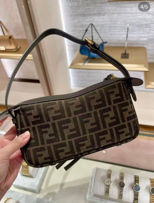 Fendi Simply Mini 迷你提花腋下包/1350E1500 🉐55000🇪🇺