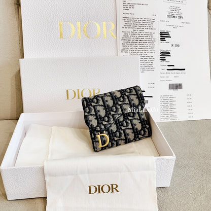 Dior Saddle Lotus 緹花馬鞍三折短夾/490E540 🉐19800🇪🇺