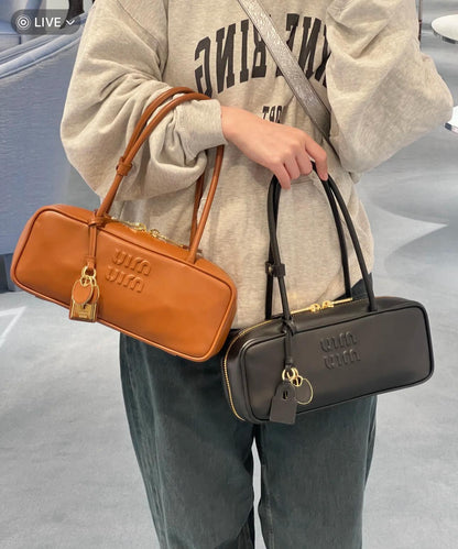 MiuMiu▪️Beau Leather 新長柄保齡球包/2600E2850 🉐103600🇪🇺