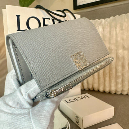 *現貨*Loewe▪️ Anagram Vertical S 小款三折短夾-珍珠灰 P14000 /T24000