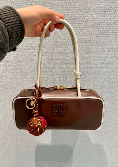 MiuMiu Beau Leather 新長柄保齡球包/E2650 🉐96400🇪🇺