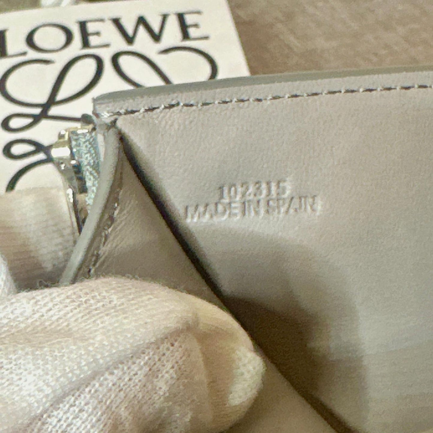 *現貨*Loewe▪️ Anagram Vertical S 小款三折短夾-珍珠灰 P14000 /T24000