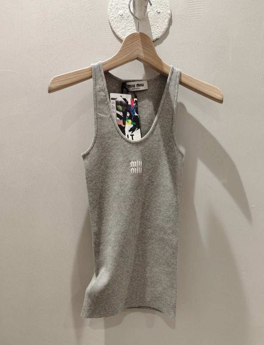 MiuMiu Tank Top Logo 刺繡背心/760E820 🉐29700🇪🇺