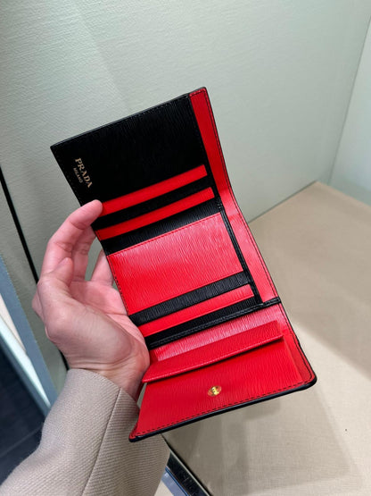 @Prada Wallet 釦式短夾/640P320 🔔限時折🉐15200