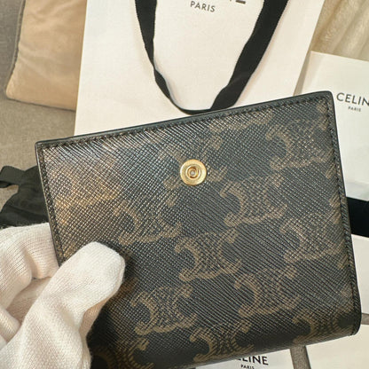 *現貨*Celine▪️Strap In Triomphe S 老花牛皮短夾-棕 P12000 /T20000