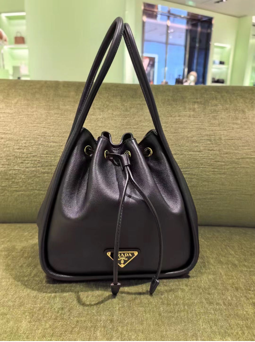 Prada Darling 新款菜籃子/E2500 🉐91000🇪🇺