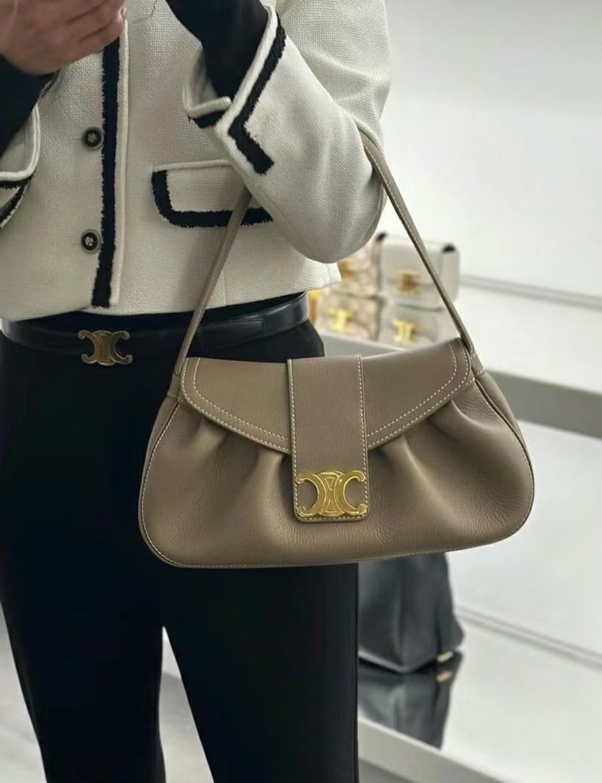 Celine Medium Polly 中款腋下包/2550E2800 🉐99000🇪🇺