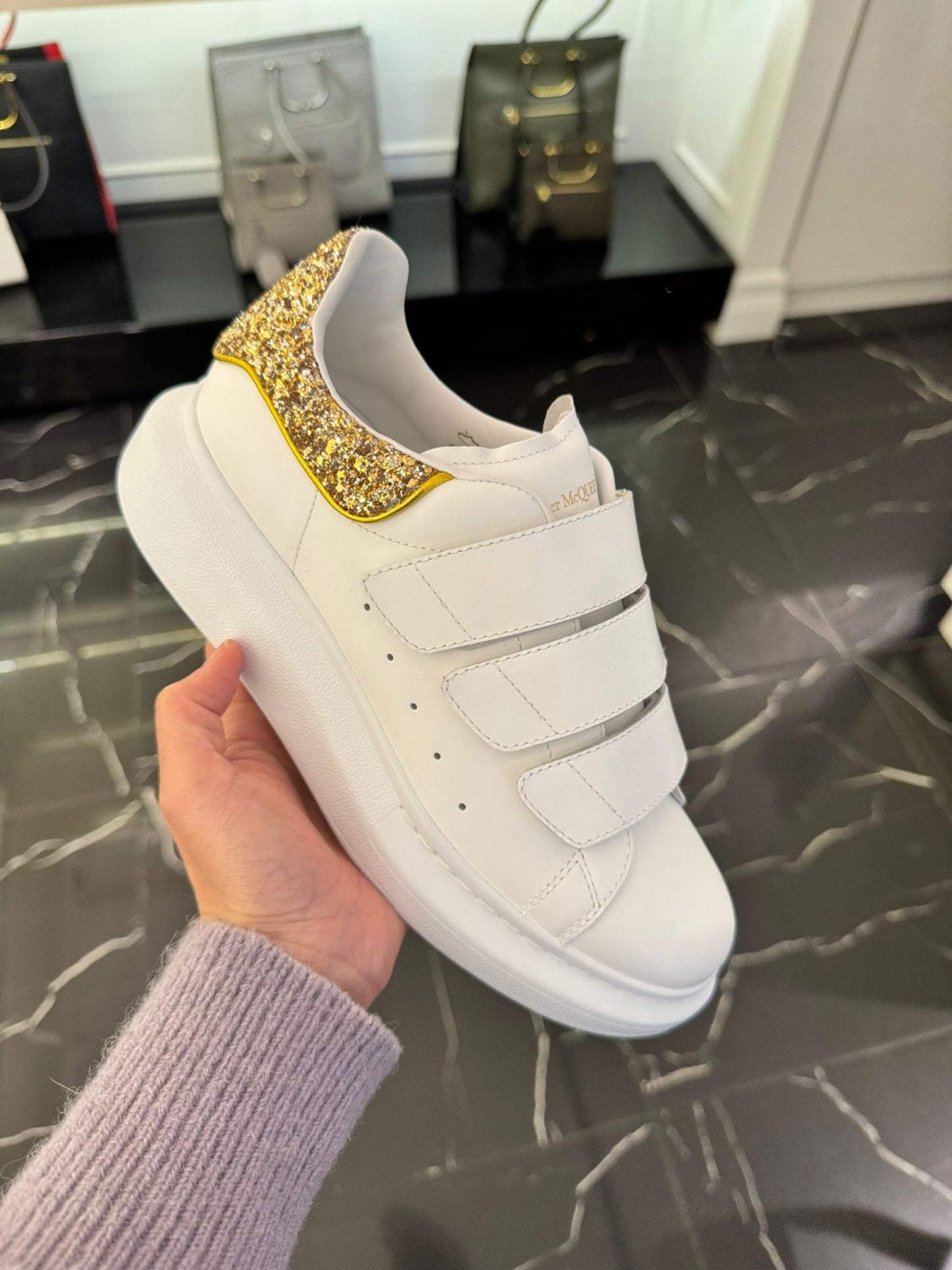 @McQueen Sneakers 女款亮片魔鬼氈小白鞋/470P280 🔔限時折🉐13400