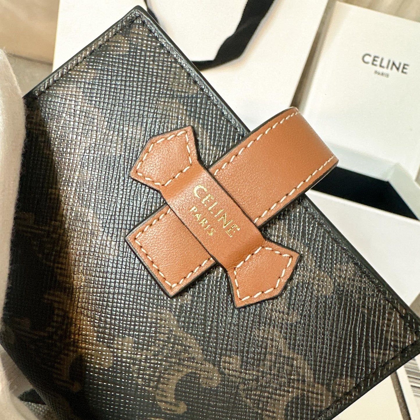 *現貨*Celine▪️Strap In Triomphe S 老花牛皮短夾-棕 P12000 /T20000
