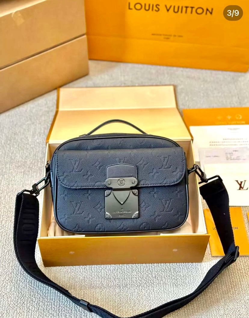 LV S Lock Messenger Bag 男生款郵差包/2570 ✨🉐103800