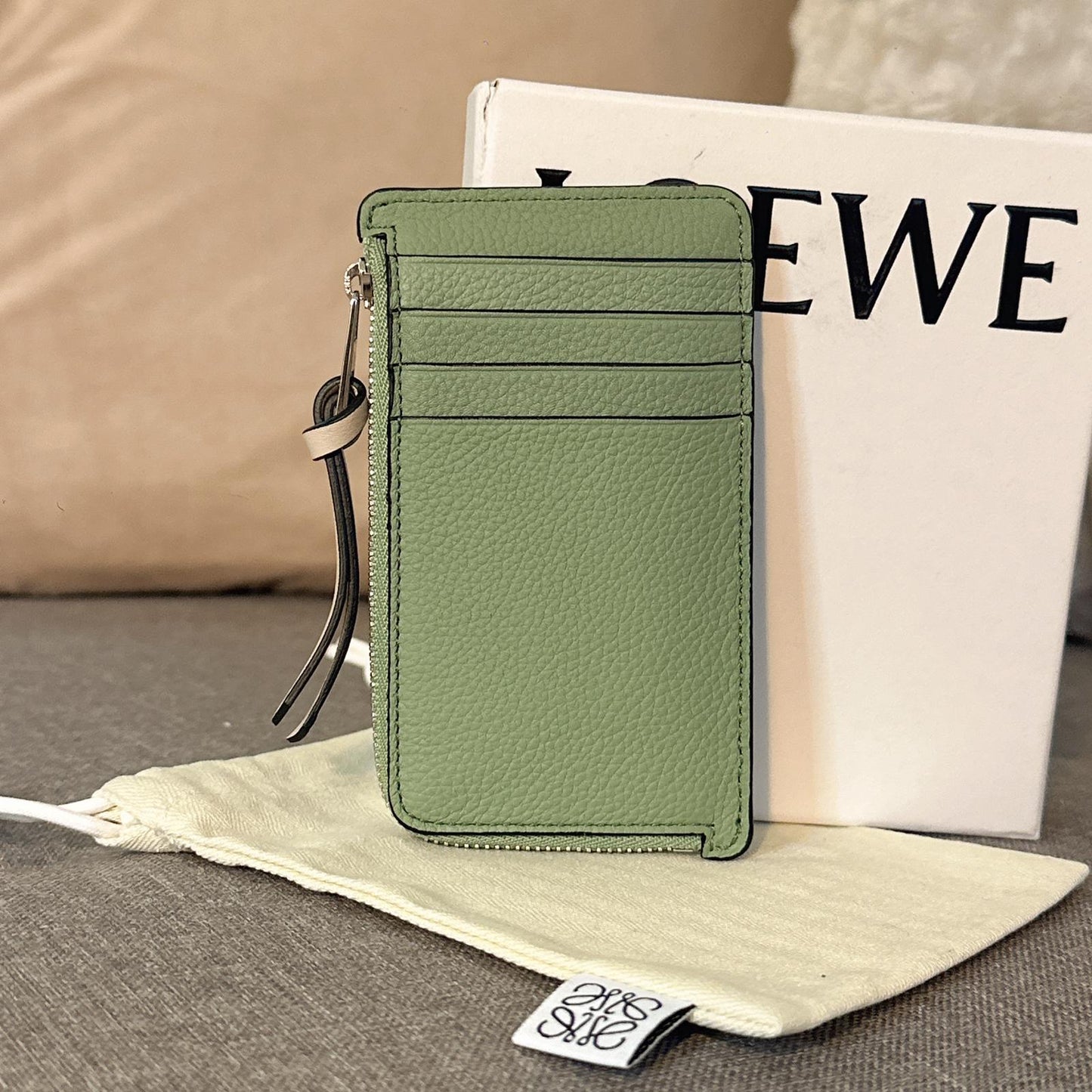 *現貨*Loewe▪️Coin Cardholder 軟粒面牛皮拉鍊卡包-迷迭香綠 P8500 /T14000