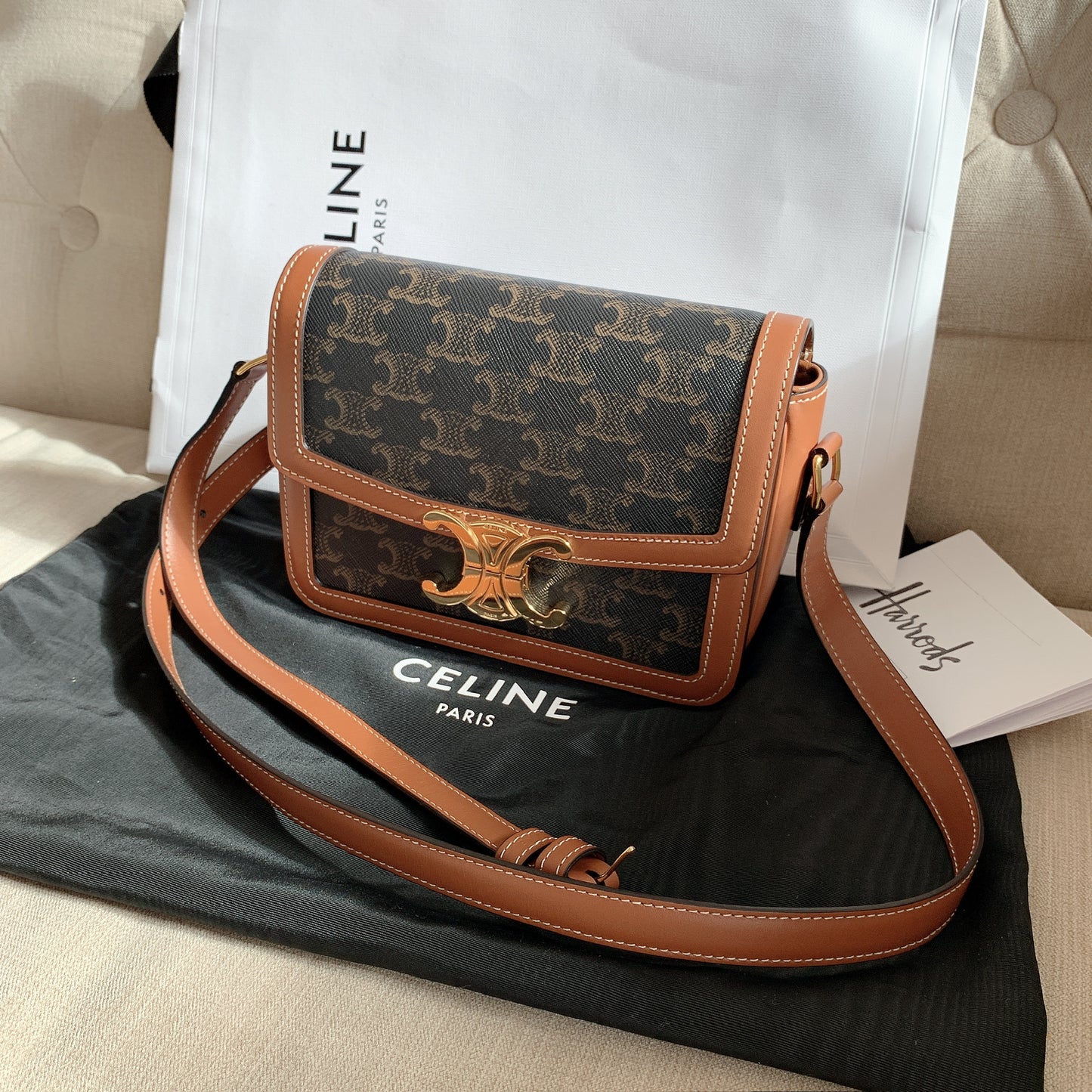 Celine▪️TRIOMPHE TEEN 老花翻蓋包/2950E3000 🉐106000🇪🇺