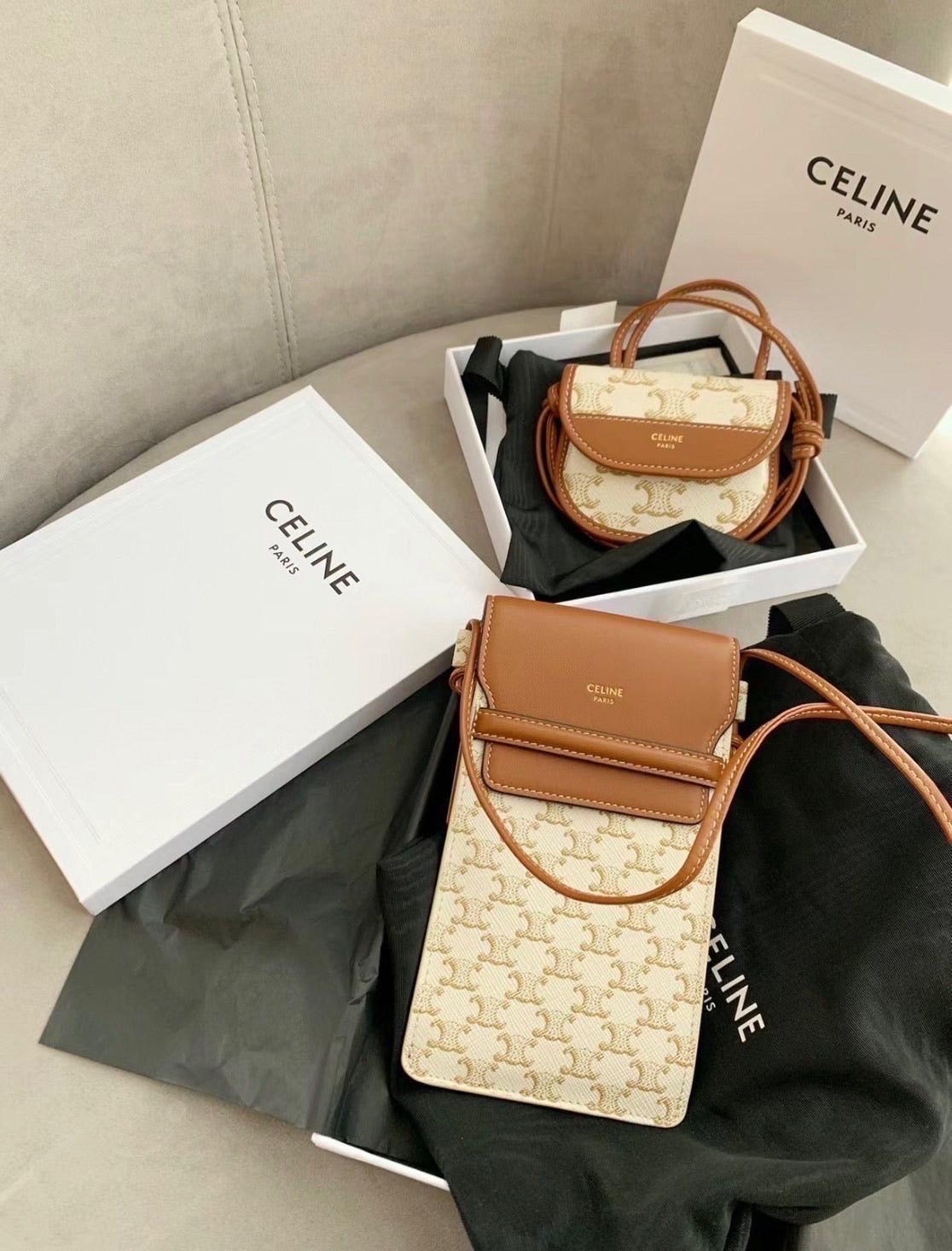 Celine▪️Phone Pouch 老花小羊皮翻蓋手機包/490E530 🉐19550🇪🇺