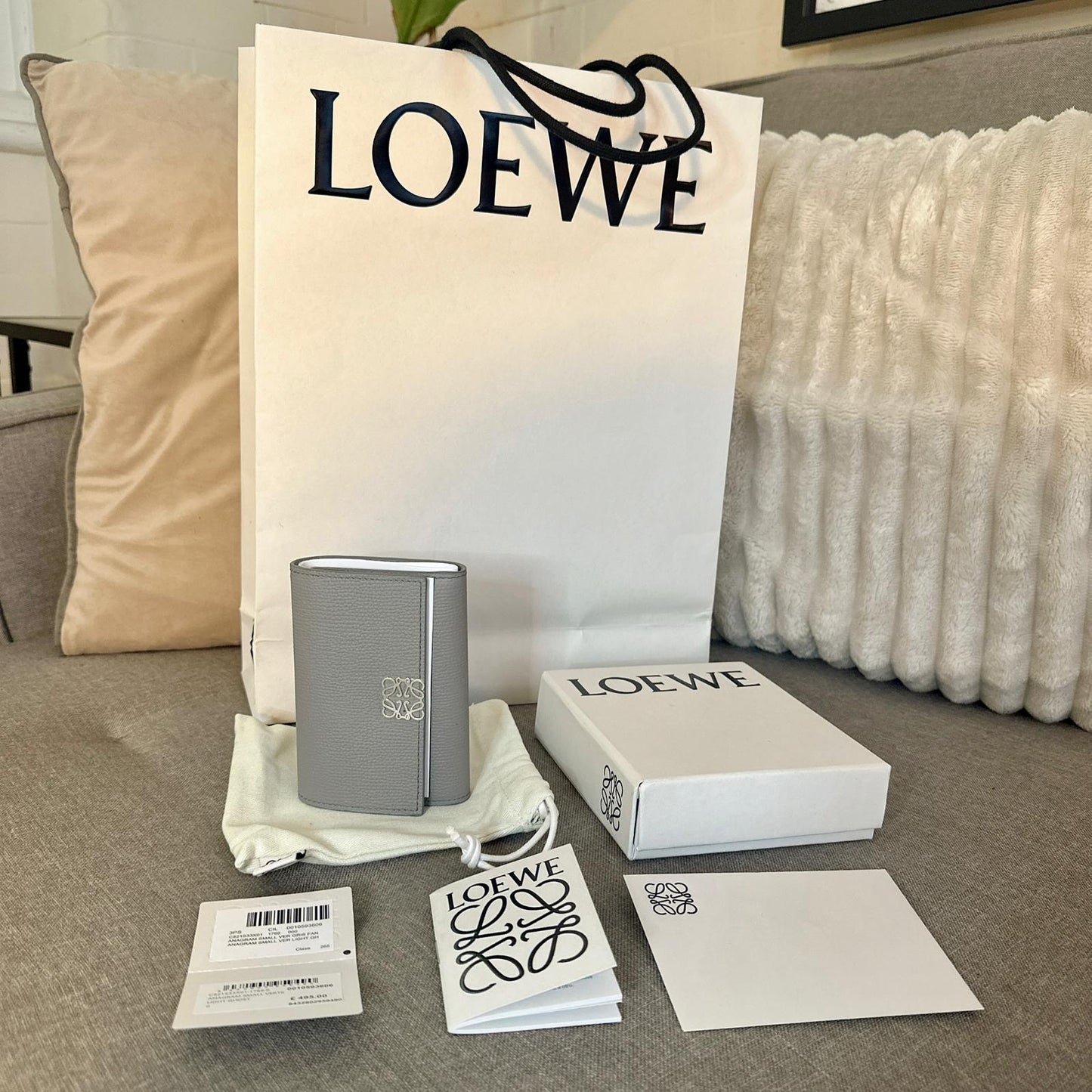 *現貨*Loewe▪️ Anagram Vertical S 小款三折短夾-珍珠灰 P14000 /T24000