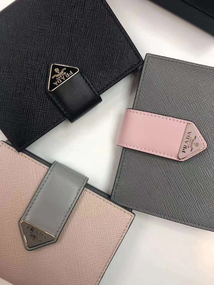 Prada Saffiano Wallet 扣式雙摺零錢短夾/600E620 🉐21800🏷️