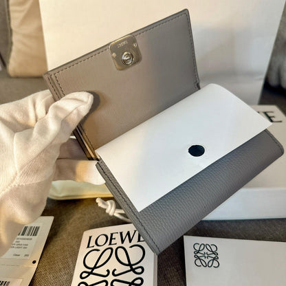 *現貨*Loewe▪️ Anagram Vertical S 小款三折短夾-珍珠灰 P14000 /T24000