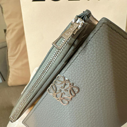 *現貨*Loewe▪️ Anagram Vertical S 小款三折短夾-珍珠灰 P14000 /T24000