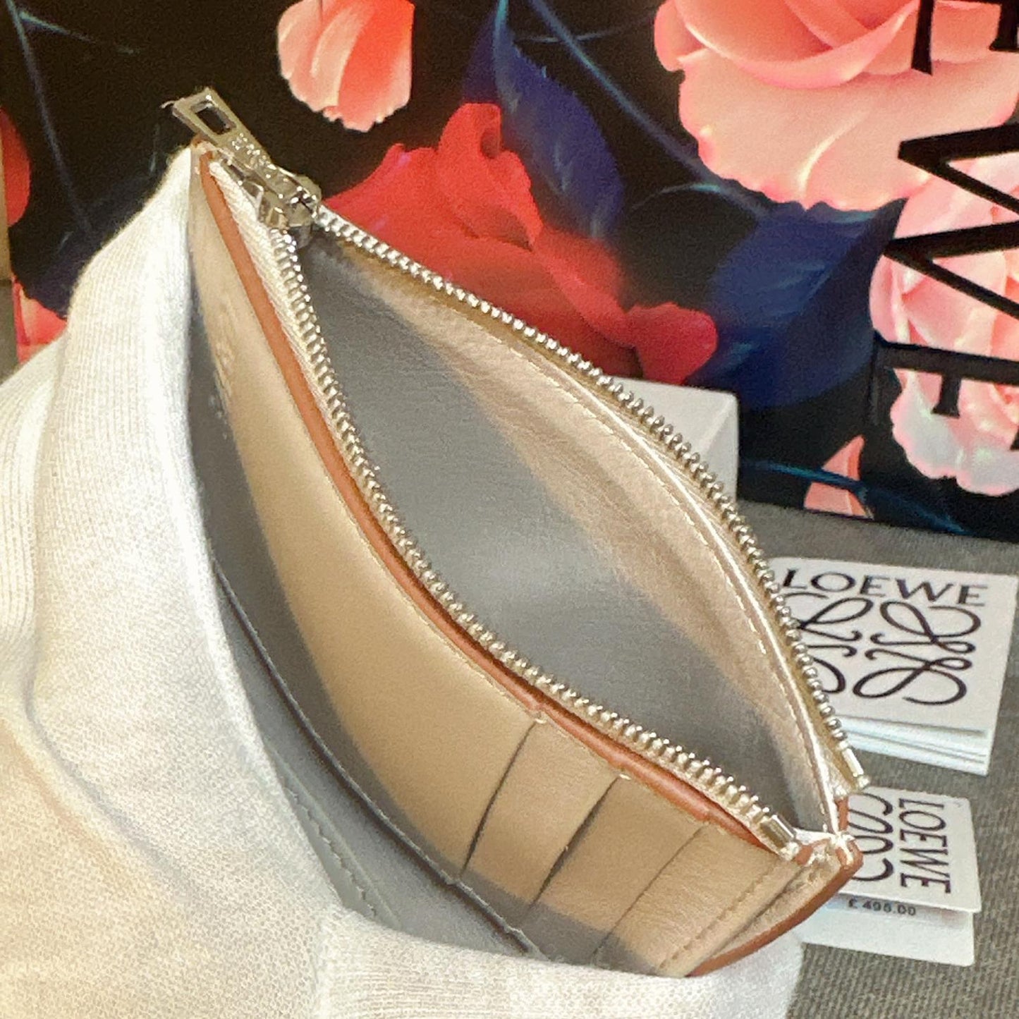 *現貨*Loewe▪️ Anagram Vertical S 小款三折短夾-幽靈白 P14000 /T24000