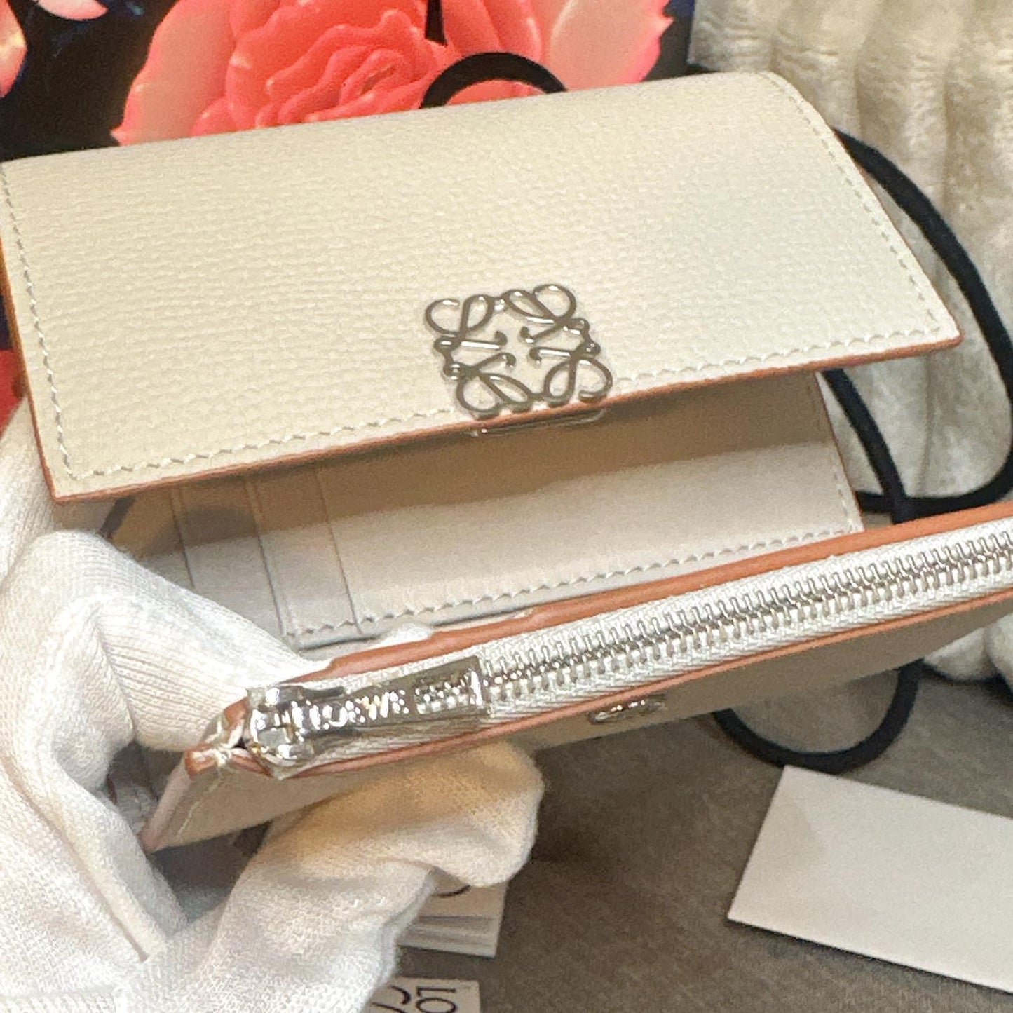 *現貨*Loewe▪️ Anagram Vertical S 小款三折短夾-幽靈白 P14000 /T24000
