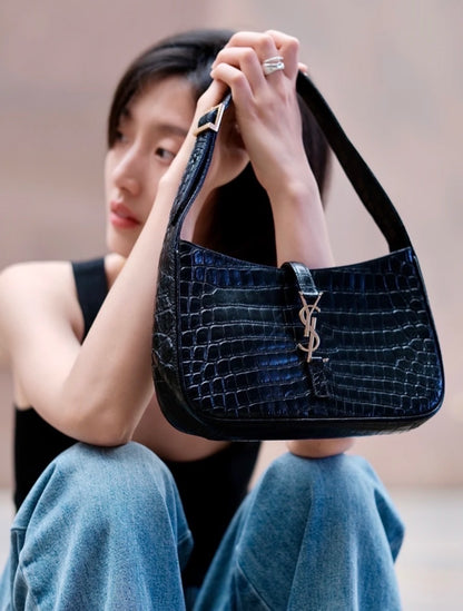 YSL Le 5 à 7 Hobo 鱷魚壓紋亮皮腋下包/1950E2100 🉐74500🇪🇺