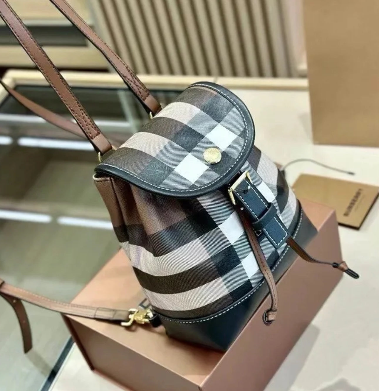 @Burberry 兩用格紋後背包/1050P685 🔥折上七折🉐22580