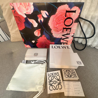 *現貨*Loewe▪️ Anagram Vertical S 小款三折短夾-幽靈白 P14000 /T24000