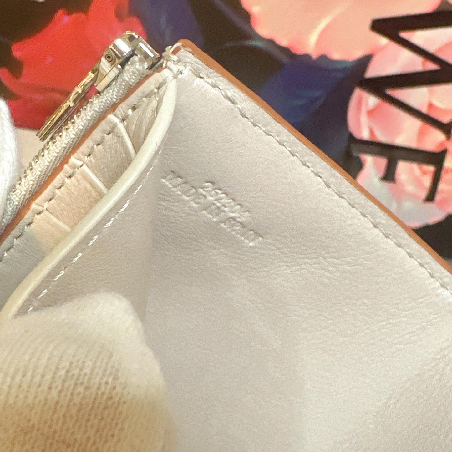 *現貨*Loewe▪️ Anagram Vertical S 小款三折短夾-幽靈白 P14000 /T24000