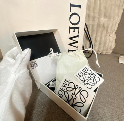 *現貨*Loewe▪️ Anagram Vertical S 小款三折短夾-珍珠灰 P14000 /T24000
