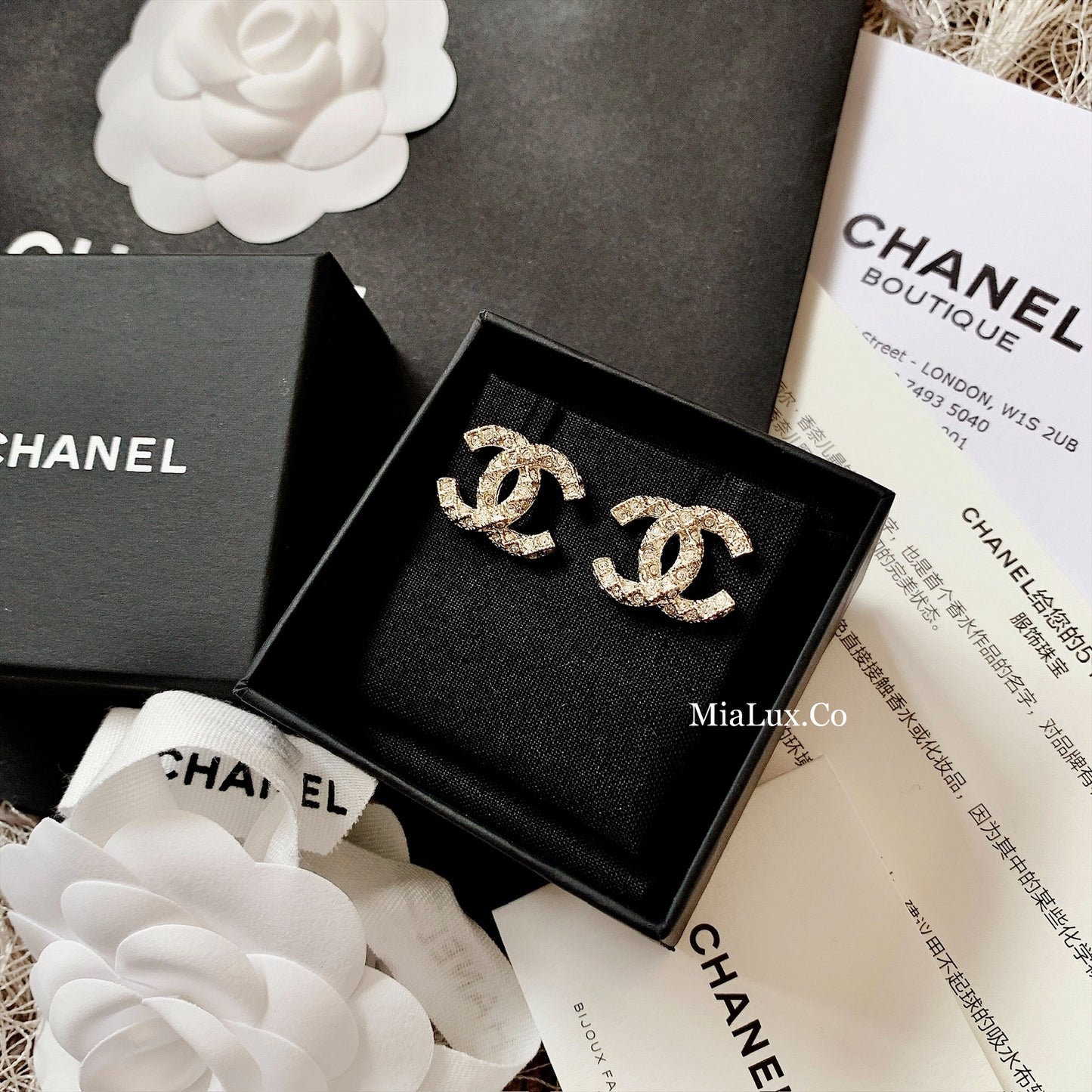 CHANEL✨ CC GOLDEN CRYSTAL WAVY METAL EARRINGS 編織立體鑽耳針 AB5208 -