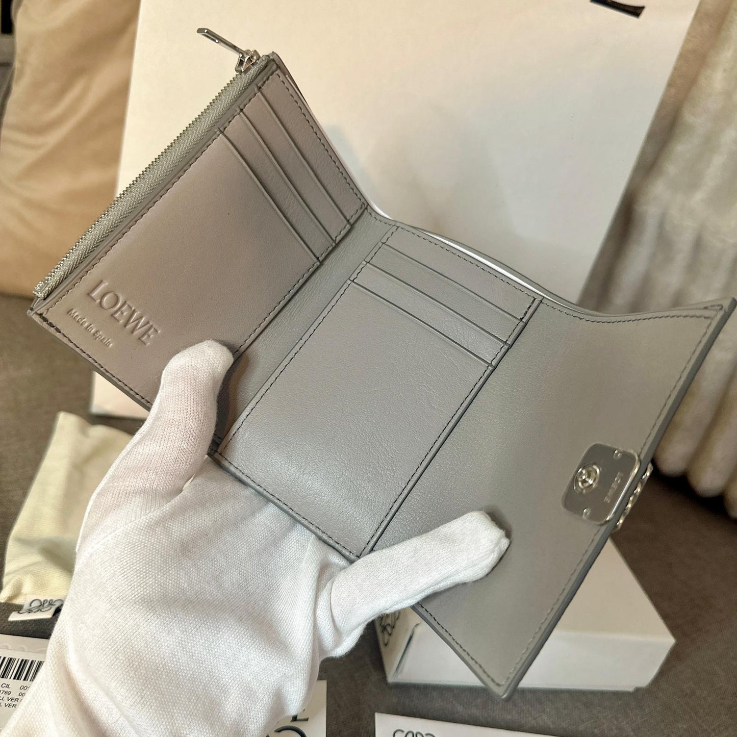 *現貨*Loewe▪️ Anagram Vertical S 小款三折短夾-珍珠灰 P14000 /T24000