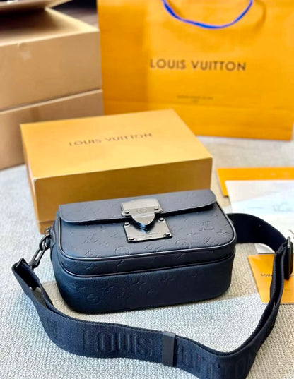 LV S Lock Messenger Bag 男生款郵差包/2570 ✨🉐103800