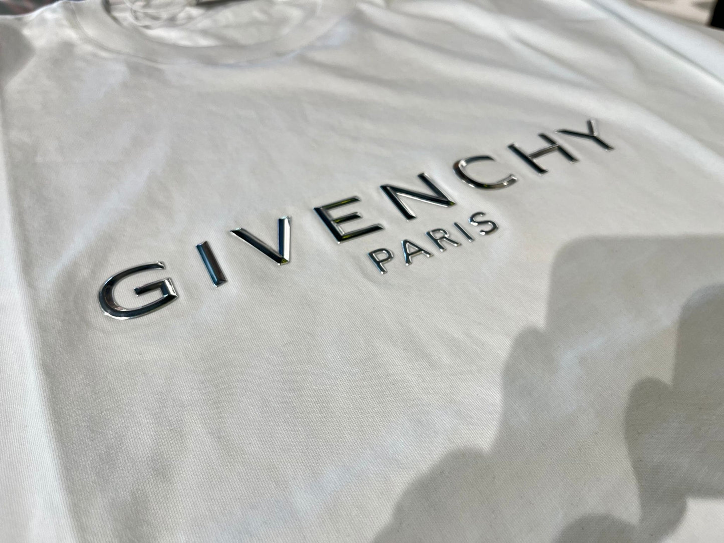 @Givenchy T 男款品牌Logo白T恤/306P215 🔔限時折🉐11000