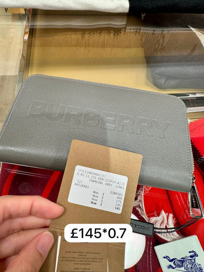 @Burberry Wallet 壓紋字體拉鍊長夾/490P145 🔥折上七折🉐5370