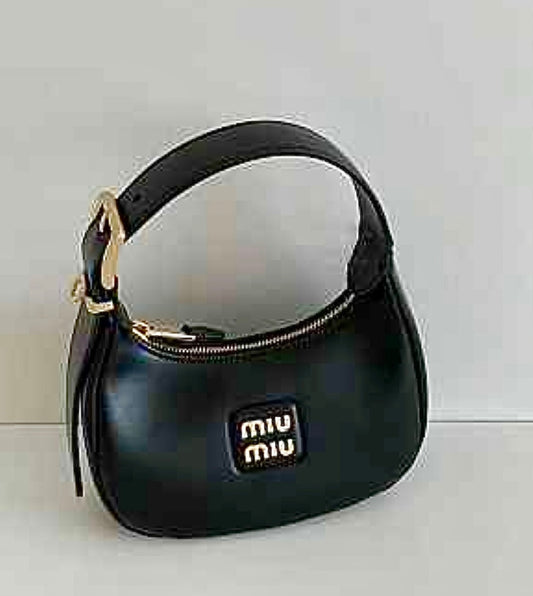 MiuMiu Leather Hobo 小款腋下包/1430E1550 🉐55250🇪🇺