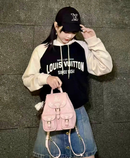 LV Backup 櫻花粉壓紋後背包/2810✨🉐116210