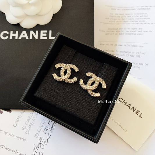 CHANEL✨ CC GOLDEN CRYSTAL WAVY METAL EARRINGS 編織立體鑽耳針 AB5208 -