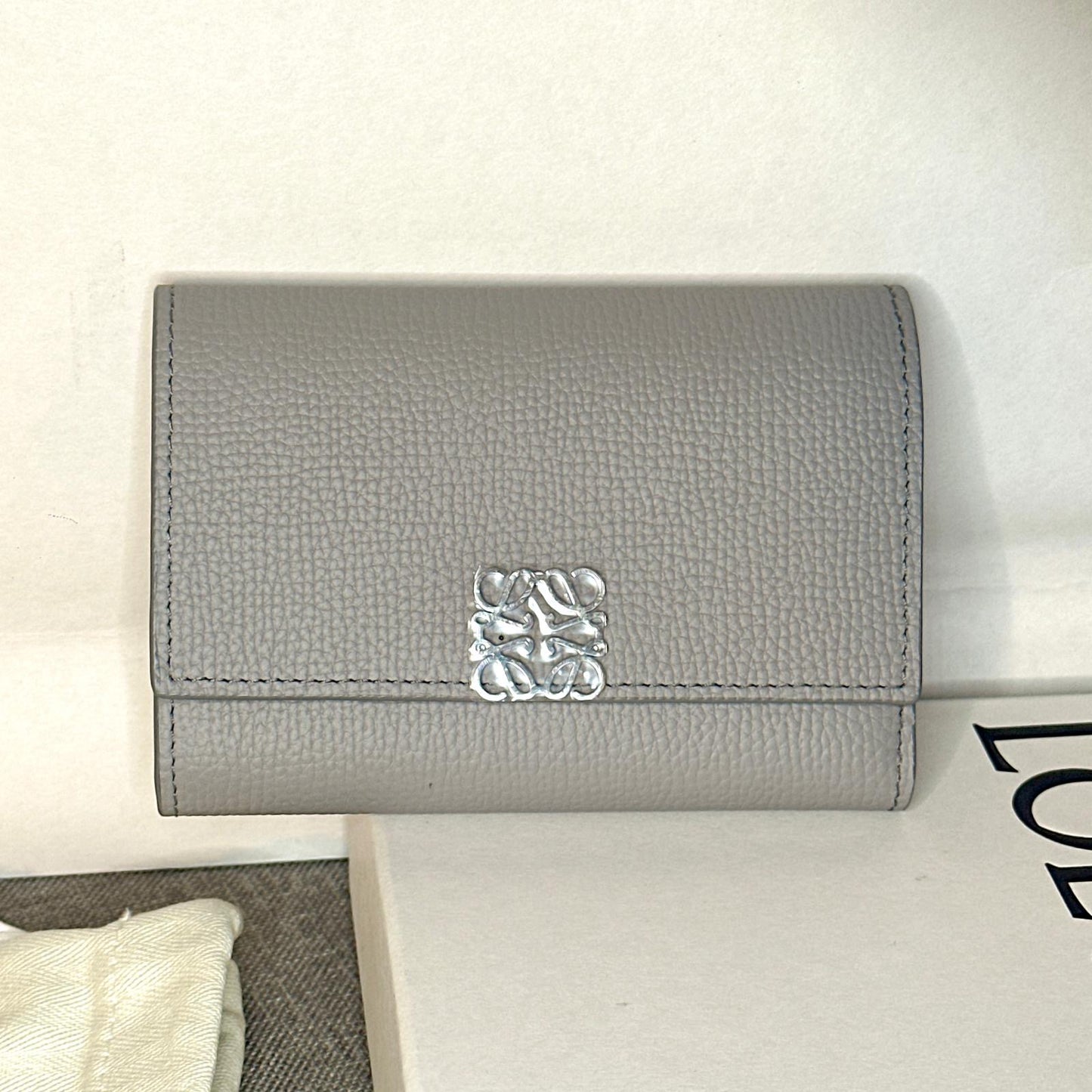 *現貨*Loewe▪️ Anagram Vertical S 小款三折短夾-珍珠灰 P14000 /T24000