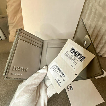 *現貨*Loewe▪️ Anagram Vertical S 小款三折短夾-珍珠灰 P14000 /T24000