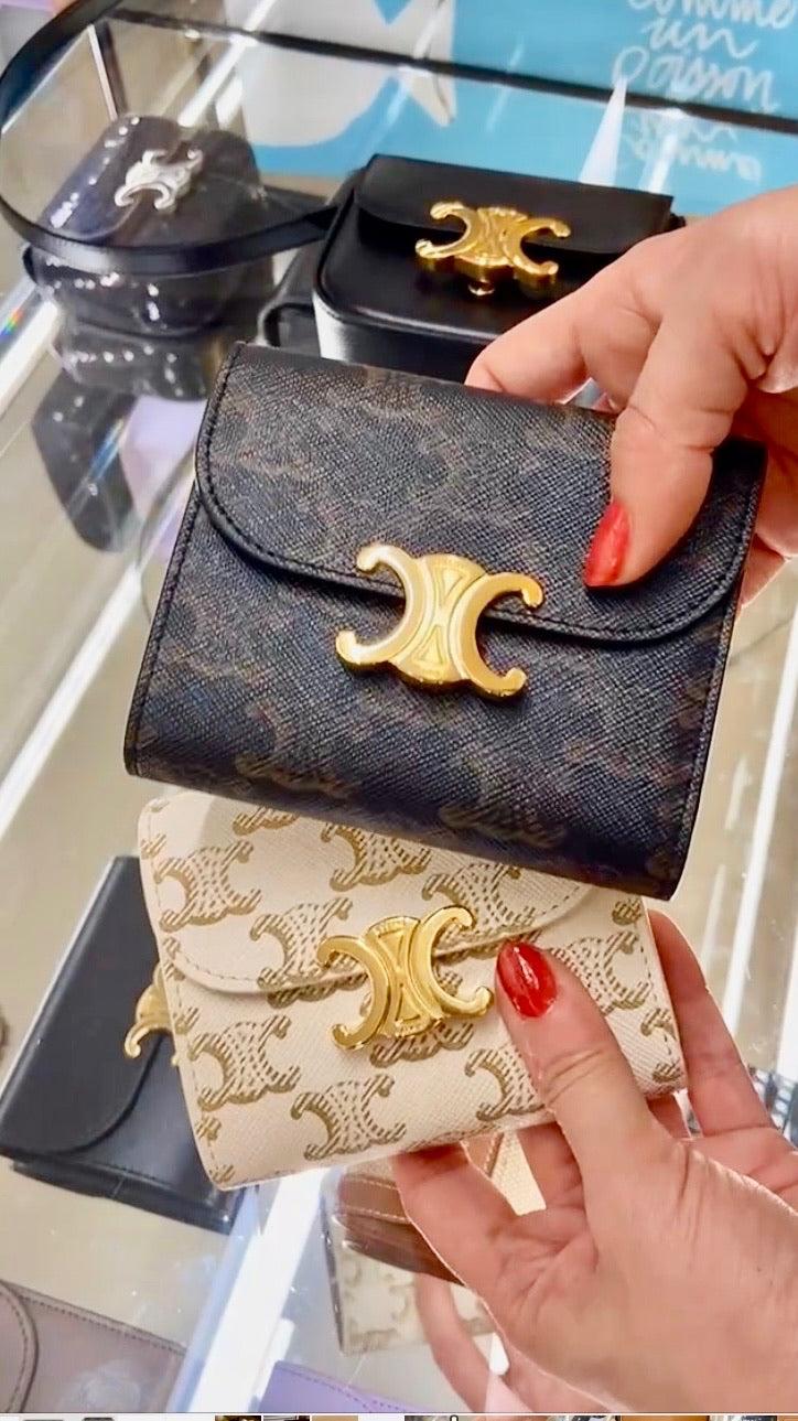 Celine▪️Flap Wallet Triomphe S 老花三折短夾/495E510 🉐18850🇪🇺