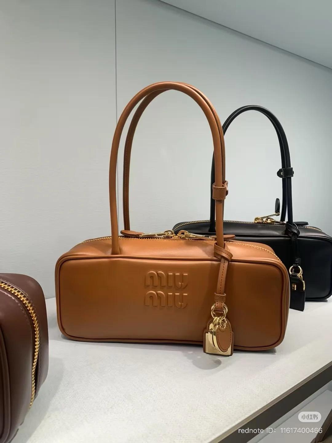 MiuMiu▪️Beau Leather 新長柄保齡球包/2600E2850 🉐103600🇪🇺