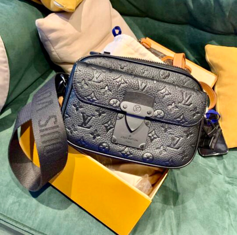 LV S Lock Messenger Bag 男生款郵差包/2570 ✨🉐103800