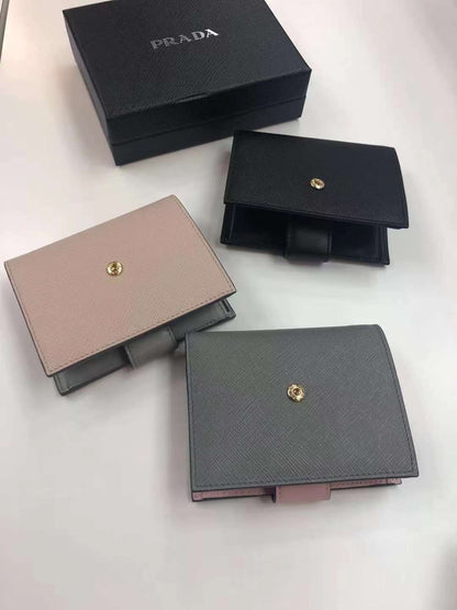 Prada Saffiano Wallet 扣式雙摺零錢短夾/600E620 🉐21800🏷️