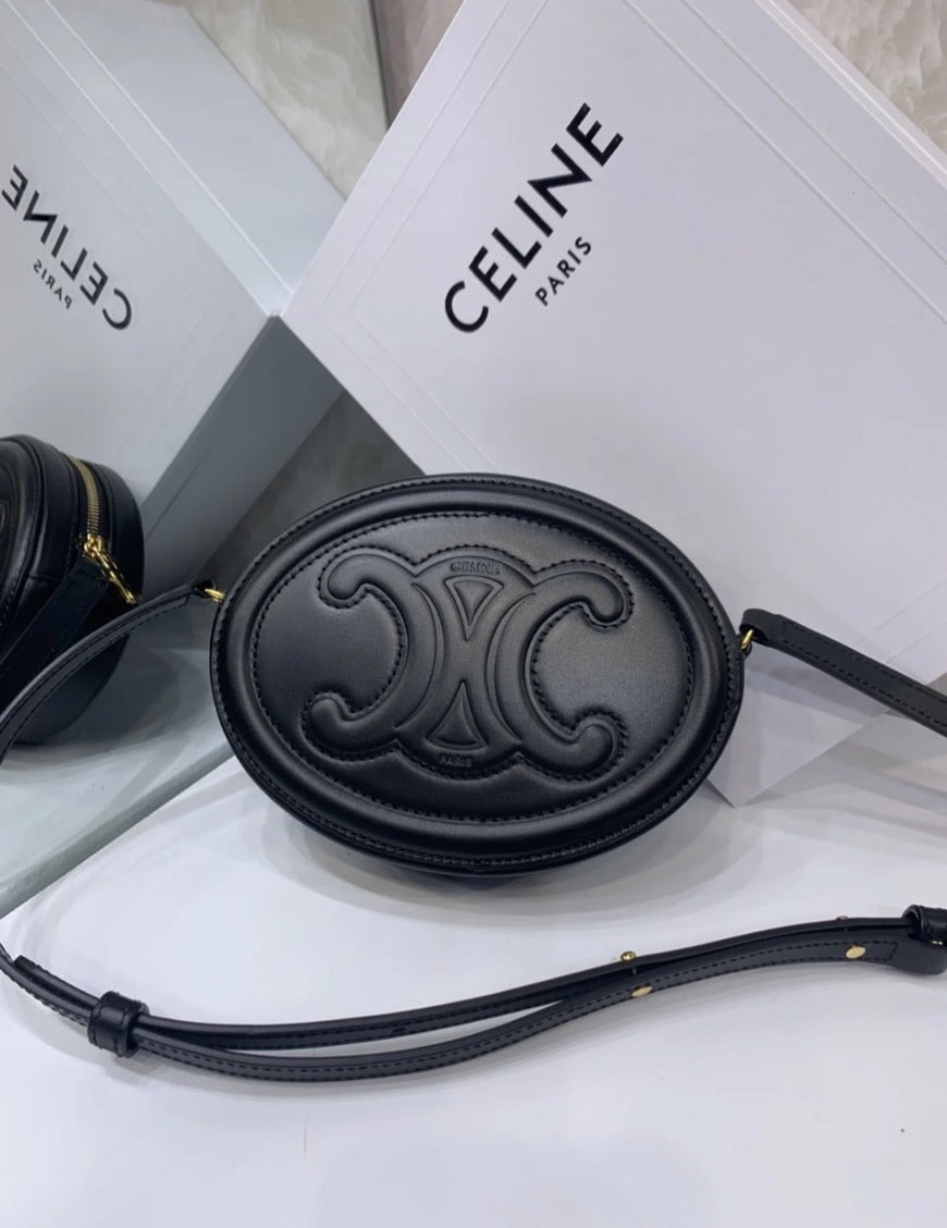 Celine CUIR TRIOMPHE 小月餅/970E1050 🉐37750🇪🇺