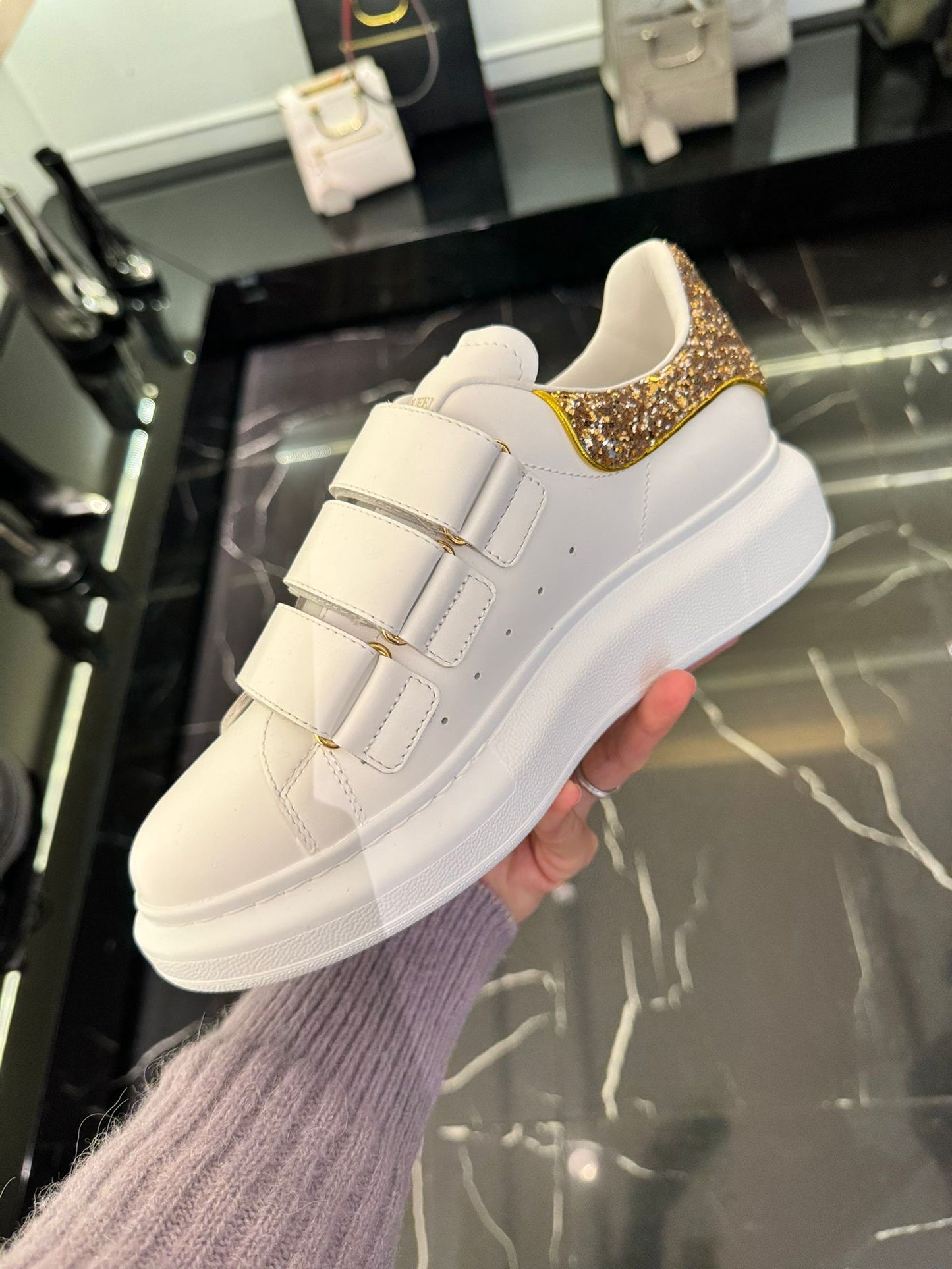 @McQueen Sneakers 女款亮片魔鬼氈小白鞋/470P280 🔔限時折🉐13400