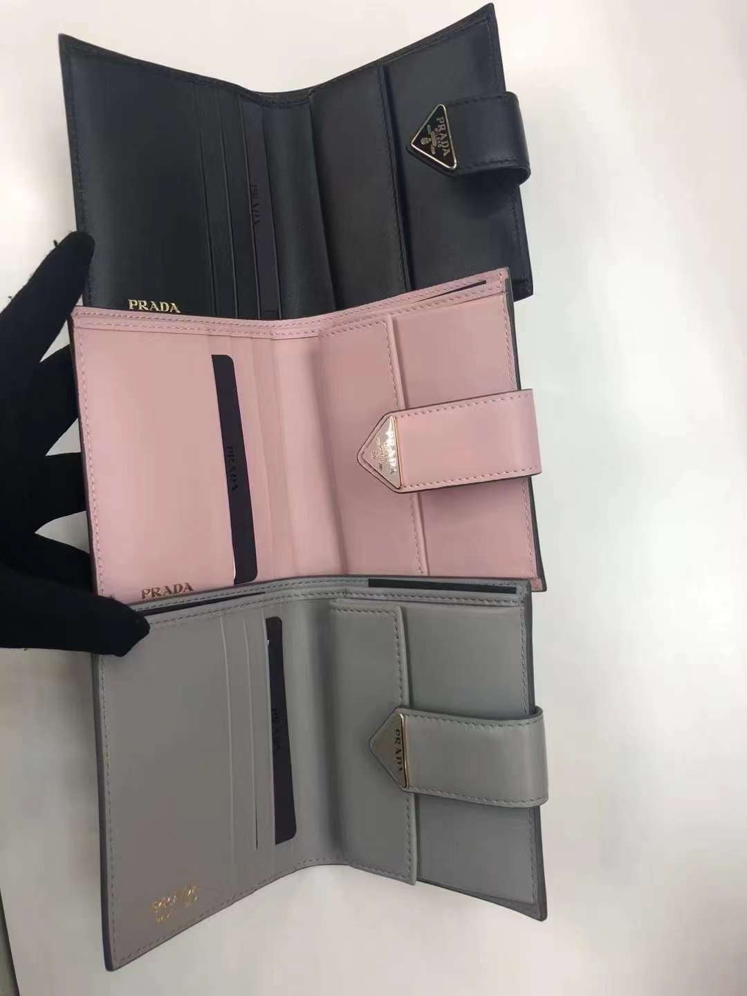 Prada Saffiano Wallet 扣式雙摺零錢短夾/600E620 🉐21800🏷️