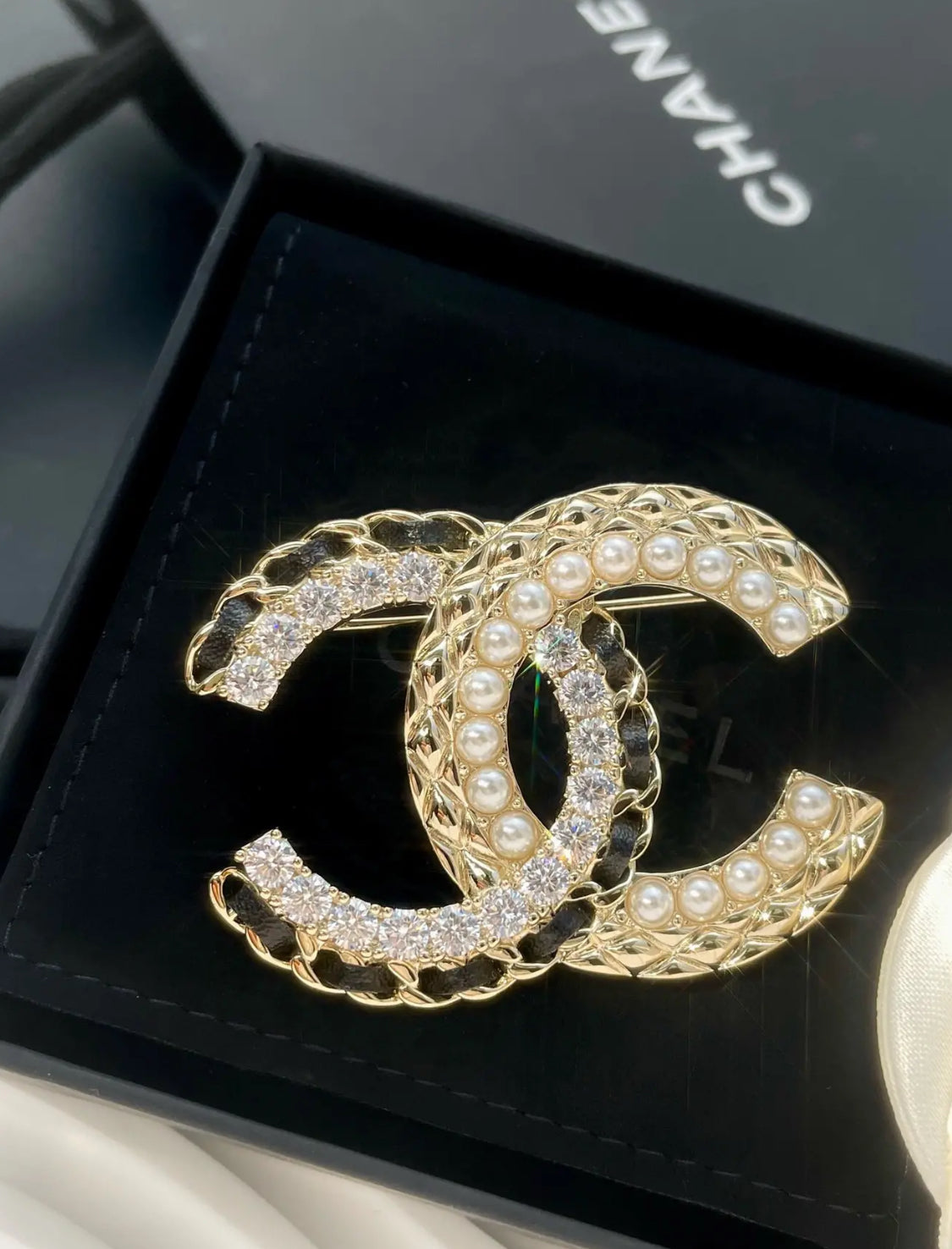 *現貨* CHANEL CC METAL BROOCH 雙C金銀水鑽皮革胸針/680