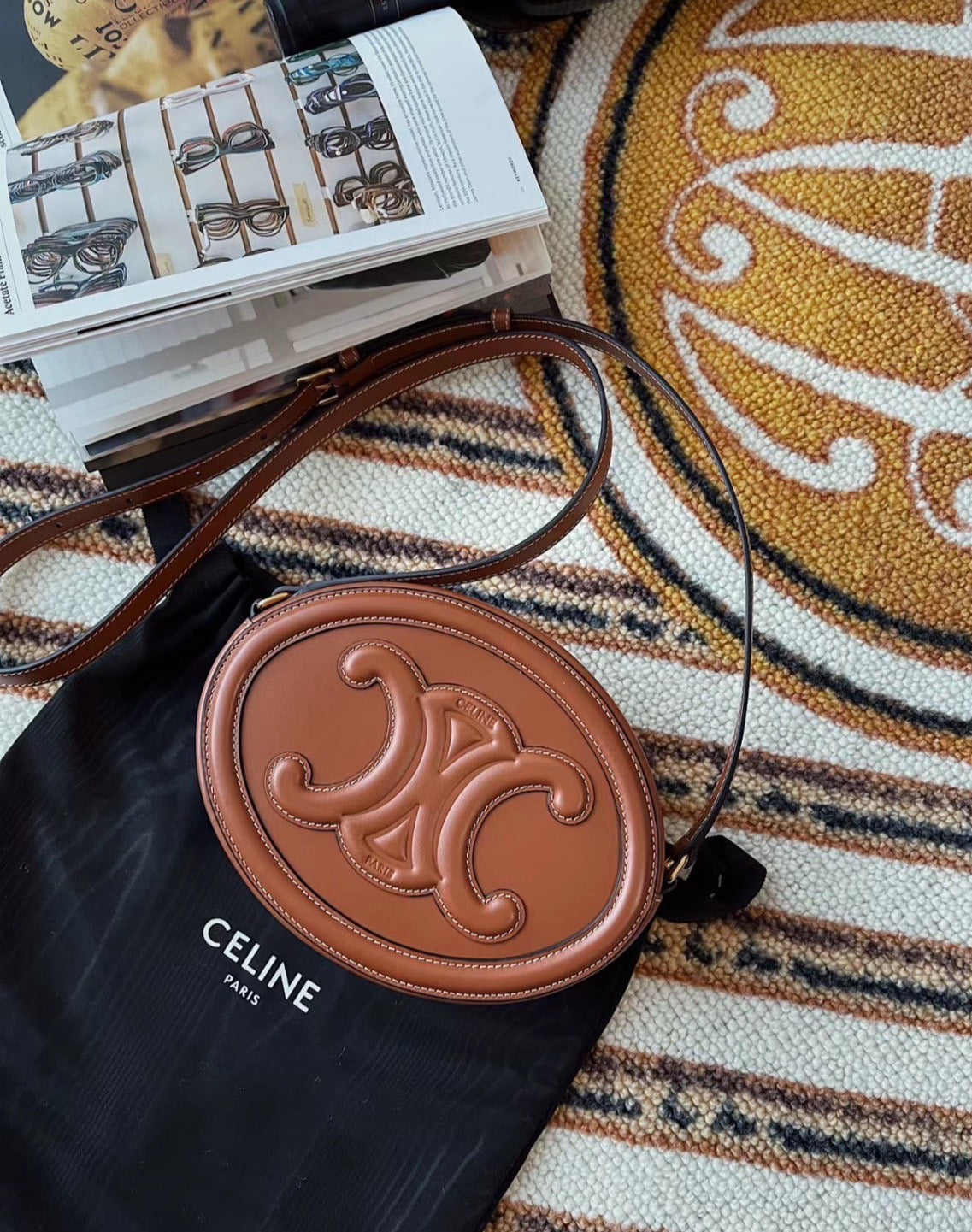 Celine▪️CUIR TRIOMPHE OVAL 大款月餅包/1450E1500 🉐53500🇪🇺