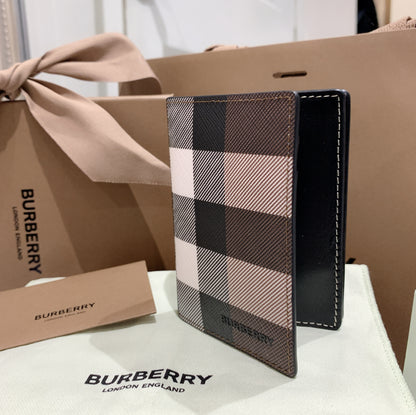 ❌Burberry Check and Leather 男女款格紋雙開卡包/240  🉐10600
