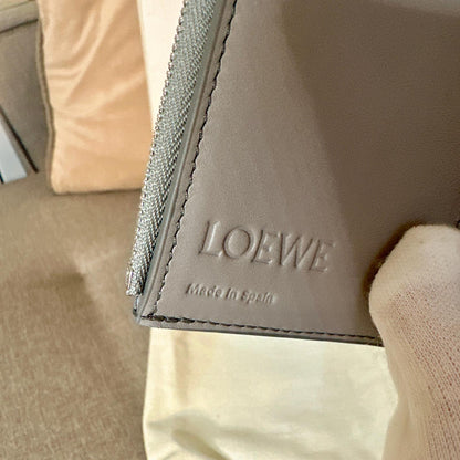 *現貨*Loewe▪️ Anagram Vertical S 小款三折短夾-珍珠灰 P14000 /T24000