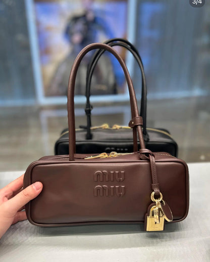 MiuMiu▪️Beau Leather 新長柄保齡球包/2600E2850 🉐103600🇪🇺